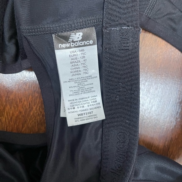 NEW Balance Womens Airy Racer - Psyche Sports Bra 34B Black - Picture 4 of 8